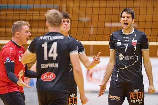 Freude von Timon Schippmann (TV Rottenburg, 07) und dem Rottenburg Team über seine gelungene Aktion GER, TuS Kriftel gegen TV Rottenburg,Volleyball, DVV-Pokal, Quali Achtelfinale, Spielzeit 2024 2025, 27.10.24. GER, TuS Kriftel gegen TV Rottenburg,Volleyball, DVV-Pokal, Quali Achtelfinale, Spielzeit 2024 2025, 27.10.24. Kriftel