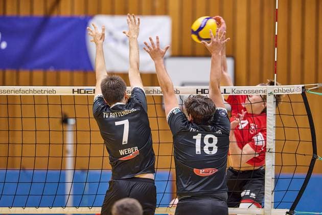 Timon Schippmann (TV Rottenburg, 07) und Knobelspiess (TV Rottenburg, 18) im Doppelblock gegen Nils Weber (TUS Kriftel, 04) GER, TuS Kriftel gegen TV Rottenburg,Volleyball, DVV-Pokal, Quali Achtelfinale, Spielzeit 2024 2025, 27.10.24. GER, TuS Kriftel gegen TV Rottenburg,Volleyball, DVV-Pokal, Quali Achtelfinale, Spielzeit 2024 2025, 27.10.24. Kriftel