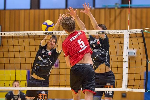 Der Doppelblock des TVRottenburg Timon Schippmann (TV Rottenburg, 07) und Jakob Elsaesser (TV Rottenburg, 04) wird von Thoralf Schmelzer (TUS Kriftel, 05) angeschlagen GER, TuS Kriftel gegen TV Rottenburg,Volleyball, DVV-Pokal, Quali Achtelfinale, Spielzeit 2024 2025, 27.10.24. GER, TuS Kriftel gegen TV Rottenburg,Volleyball, DVV-Pokal, Quali Achtelfinale, Spielzeit 2024 2025, 27.10.24. Kriftel