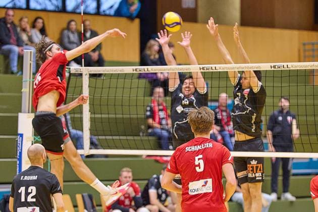 Knobelspiess (TV Rottenburg, 18) und Timon Schippmann (TV Rottenburg, 07) versuchen vergeblich den Ball zu blocken GER, TuS Kriftel gegen TV Rottenburg,Volleyball, DVV-Pokal, Quali Achtelfinale, Spielzeit 2024 2025, 27.10.24. GER, TuS Kriftel gegen TV Rottenburg,Volleyball, DVV-Pokal, Quali Achtelfinale, Spielzeit 2024 2025, 27.10.24. Kriftel