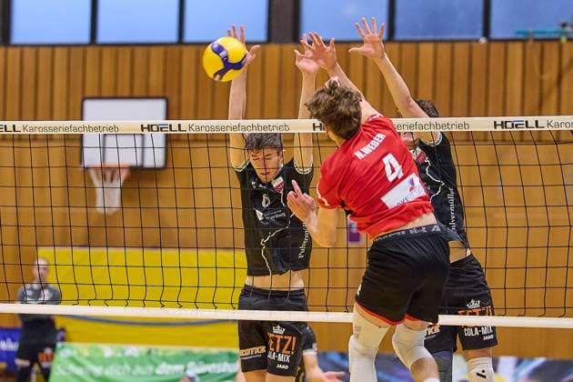 Erfolgreicher Doppelblock von Linus Herrmann (TV Rottenburg, 09) und Jakob Elsaesser (TV Rottenburg, 04) gegen Nils Weber (TUS Kriftel, 04) GER, TuS Kriftel gegen TV Rottenburg,Volleyball, DVV-Pokal, Quali Achtelfinale, Spielzeit 2024 2025, 27.10.24. GER, TuS Kriftel gegen TV Rottenburg,Volleyball, DVV-Pokal, Quali Achtelfinale, Spielzeit 2024 2025, 27.10.24. Kriftel