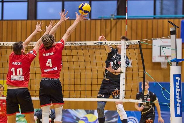 Jakob Elsaesser (TV Rottenburg, 04) schlägt den gegnerischen Doppelblock geschickt an GER, TuS Kriftel gegen TV Rottenburg,Volleyball, DVV-Pokal, Quali Achtelfinale, Spielzeit 2024 2025, 27.10.24. GER, TuS Kriftel gegen TV Rottenburg,Volleyball, DVV-Pokal, Quali Achtelfinale, Spielzeit 2024 2025, 27.10.24. Kriftel
