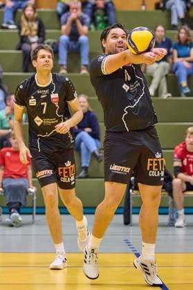Die Annahme von Rottenburg kommt n nicht und Zuspieler Knobelspiess (TV Rottenburg, 18) muss den Ball baggern GER, TuS Kriftel gegen TV Rottenburg,Volleyball, DVV-Pokal, Quali Achtelfinale, Spielzeit 2024 2025, 27.10.24. GER, TuS Kriftel gegen TV Rottenburg,Volleyball, DVV-Pokal, Quali Achtelfinale, Spielzeit 2024 2025, 27.10.24. Kriftel