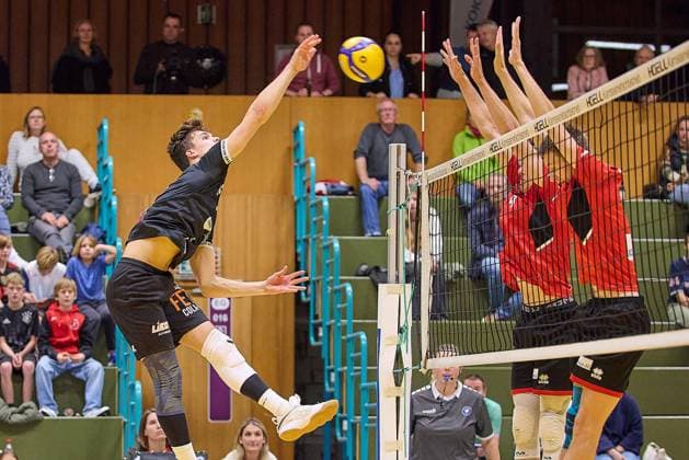 Dynamischer Schlag von Jakob Elsaesser (TV Rottenburg, 04) über die Aussenposition GER, TuS Kriftel gegen TV Rottenburg,Volleyball, DVV-Pokal, Quali Achtelfinale, Spielzeit 2024 2025, 27.10.24. GER, TuS Kriftel gegen TV Rottenburg,Volleyball, DVV-Pokal, Quali Achtelfinale, Spielzeit 2024 2025, 27.10.24. Kriftel