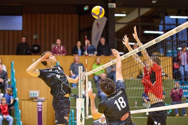 Einhandpass von Knobelspiess (TV Rottenburg, 18) auf Timon Schippmann (TV Rottenburg, 07) GER, TuS Kriftel gegen TV Rottenburg,Volleyball, DVV-Pokal, Quali Achtelfinale, Spielzeit 2024 2025, 27.10.24. GER, TuS Kriftel gegen TV Rottenburg,Volleyball, DVV-Pokal, Quali Achtelfinale, Spielzeit 2024 2025, 27.10.24. Kriftel