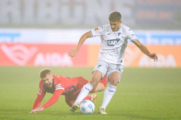 Sport Bilder des Tages Fußball, 1. Bundesliga, 20241027, 1. FC Heidenheim 1846 - TSG Hoffenheim. Im Bild v.l. Niklas DORSCH (1. FC Heidenheim, 39), Tom BISCHOF (TSG Hoffenheim, 7). Heidenheim Voit Arena Baden-Württemberg Deutschland Copyright: Passion2Press MarkusxFischerx