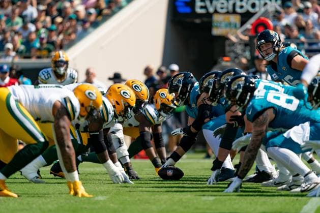 Sport Themen der Woche KW43 Sport Bilder des Tages JACKSONVILLE, FL - OCTOBER 27: Jacksonville Jaguars and Green Bay Packers line up during a NFL, American Football Herren, USA football game between the Green Bay Packers and the Jacksonville Jaguars on October 27th, 2024 at EverBank Stadium in Jacksonville, FL. (Photo by Chris Leduc Icon Sportswire) NFL: OCT 27 Packers at Jaguars EDITORIAL USE ONLY Icon241027014