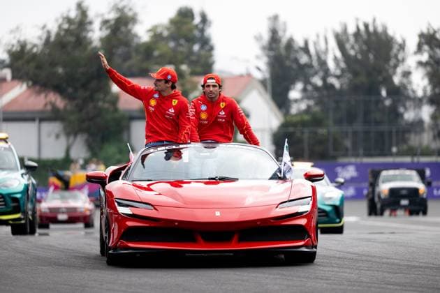 Carlos Sainz (Scuderia Ferrari HP, Spanien, 55), Charles Leclerc (Scuderia Ferrari HP, Monaco, 16) bei der Fahrerparade, MEX, Formel 1 Weltmeisterschaft, Grand Prix von Mexiko City, Autodromo Hermanos Rodriguez, Rennen, 27.10.2024 MEX, Formel 1 Weltmeisterschaft, Grand Prix von Mexiko City, Autodromo Hermanos Rodriguez, Rennen, 27.10.2024 Mexico City Copyright: xEibner-Pressefoto Memmlerx EP_MMR