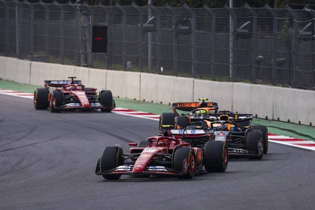 55 SAINZ Carlos (spa), Scuderia Ferrari SF-24, action during the Formula 1 Gran Premio de la Ciudad de Mexico 2024, 20th round of the 2024 Formula One World Championship, WM, Weltmeisterschaft from October 25 to 27, 2024 on the Autodromo Hermanos Rodriguez, in Mexico City, Mexico - F1 - MEXICO CITY GRAND PRIX 2024 DPPI Panoramic  241027_R20_MESSICO_EA023670