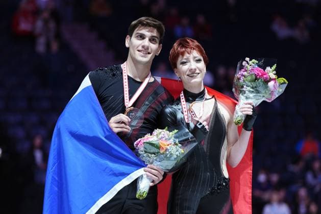 October 27, 2024, Halifax, Ns, Canada: Ice dancers Geoffrey Brissaud and Evgeniia Lopareva of France pose after winning bronze in the Skate Canada International Figure skating, Eiskunstlauf competition in Halifax on Sunday, October 27, 2024. Geoffrey Brissaud, Evgeniia Lopareva  - ZUMAc35_ 20241027_zaf_c35_080 Copyright: xDarrenxCalabresex