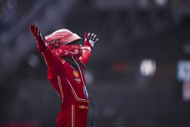 SAINZ Carlos (spa), Scuderia Ferrari SF-24, portrait celebrating his win during the Formula 1 Gran Premio de la Ciudad de Mexico 2024, 20th round of the 2024 Formula One World Championship, WM, Weltmeisterschaft from October 25 to 27, 2024 on the Autodromo Hermanos Rodriguez, in Mexico City, Mexico - F1 - MEXICO CITY GRAND PRIX 2024 DPPI Panoramic  241027_R20_MESSICO_EA025867