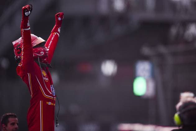 SAINZ Carlos (spa), Scuderia Ferrari SF-24, portrait celebrating his win during the Formula 1 Gran Premio de la Ciudad de Mexico 2024, 20th round of the 2024 Formula One World Championship, WM, Weltmeisterschaft from October 25 to 27, 2024 on the Autodromo Hermanos Rodriguez, in Mexico City, Mexico - F1 - MEXICO CITY GRAND PRIX 2024 DPPI Panoramic  241027_R20_MESSICO_EA025891