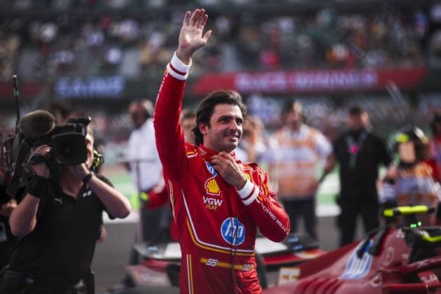 SAINZ Carlos (spa), Scuderia Ferrari SF-24, portrait celebrating his win during the Formula 1 Gran Premio de la Ciudad de Mexico 2024, 20th round of the 2024 Formula One World Championship, WM, Weltmeisterschaft from October 25 to 27, 2024 on the Autodromo Hermanos Rodriguez, in Mexico City, Mexico - F1 - MEXICO CITY GRAND PRIX 2024 DPPI Panoramic  241027_R20_MESSICO_EA016372