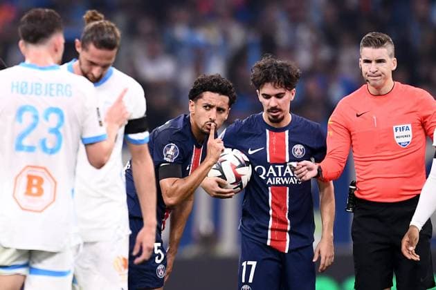 Sport Themen der Woche KW43 Sport Bilder des Tages Olympique de Marseille v Paris Saint-Germain - Ligue 1 MCDonald s 2024 2025 05 MARQUINHOS (psg) - 17 VITINHA (psg) - Francois LETEXIER (ARBITRE) during the Ligue 1 MCDonald s match between Marseille and Paris at Orange Velodrome on October 27, 2024 in Marseille, France. Marseille France  Copyright: xFEPx 776228926