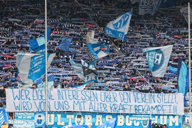 1. Bundesliga - VfL Bochum - FC Bayern München am 27.10.2024 im Vonovia Ruhrstadion in Bochum Die Bochum Fans in der Ostkurve mit einem Spruchband Banner Transparent und einer Schalparade