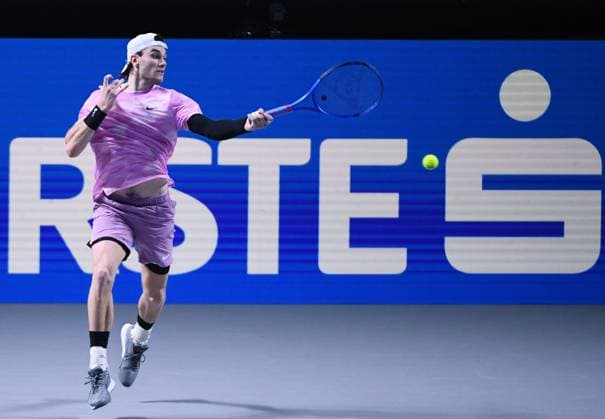 (241028) -- VIENNA, Oct. 28, 2024 -- Jack Draper of Britain hits a return during the men s singles final against Karen Khachanov of Russia at Erste Bank Tennis Open in Vienna, Austria, Oct. 27, 2024. ) (SP)AUSTRIA-VIENNA-TENNIS-ERSTE BANK OPEN-FINAL HexCanling 