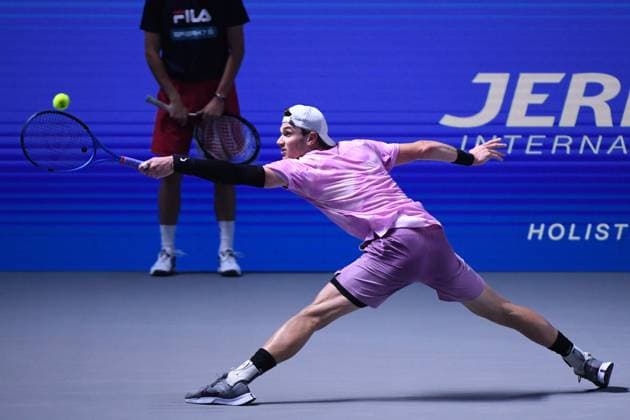 (241028) -- VIENNA, Oct. 28, 2024 -- Jack Draper of Britain hits a return during the men s singles final against Karen Khachanov of Russia at Erste Bank Tennis Open in Vienna, Austria, Oct. 27, 2024. ) (SP)AUSTRIA-VIENNA-TENNIS-ERSTE BANK OPEN-FINAL HexCanling 