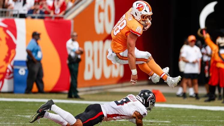 Sport Themen der Woche KW43 Sport Bilder des Tages October 27, 2024, Florida, USA: Tampa Bay Buccaneers tight end Cade Otton (88) gains yards after a catch, while being defended by Atlanta Falcons safety Jessie Bates III (3) during the second quarter at Raymond James Stadium in Tampa on Sunday, Oct. 27, 2024. USA - ZUMAs70_ 0775836347st Copyright: xTampaxBayxTimesx