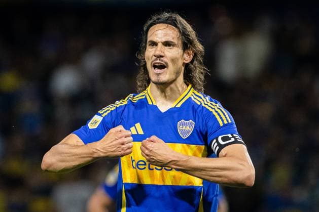 Sport Themen der Woche KW43 Sport Bilder des Tages Boca Juniors Vs Deportivo Riestra in Buenos Aires, Argentina - 27 Oct 2024 Edinson Cavani of Boca Juniors gestures during the Liga Profesional 2024 match between Boca Juniors and Deportivo Riestra at Estadio Alberto J. Armando. Final Score: Boca Juniors 1:1 Deportivo Riestra Buenos Aires Argentina Copyright: xManuelxCortinax xSOPAxImagesx BOCARIESTRA016