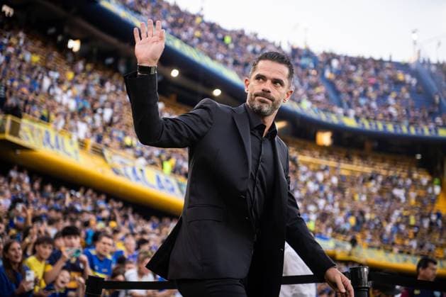 October 27, 2024, Buenos Aires, Argentina: Fernando Gago head coach of Boca Juniors greets the fans prior to a Liga Profesional 2024 match between Boca Juniors and Deportivo Riestra at Estadio Alberto J. Armando. Final Score: Boca Juniors 1:1 Deportivo Riestra Buenos Aires Argentina - ZUMAs197 20241027_aaa_s197_403 Copyright: xManuelxCortinax