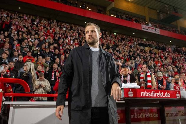 Fussball, Herren, Saison 2024 2025, 1. Bundesliga (8. Spieltag), 1. FC Union Berlin - Eintracht Frankfurt, Trainer Bo Svensson (1. FC Union Berlin) und Fans, 27.10. 2024, Copyright: xMatthiasxKochx