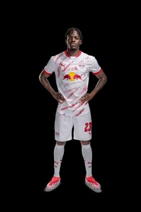 Achtung: Redaktionelle Nutzung honorarfrei - Attention: Free of charge for editorial use - Castello Lukeba RB Leipzig Porträttermin Saison 2024 2025, Herren, 1.BL, RB Leipzig, Porträt, Vorstellung, Präsentation, Pressetermin, Fußball, GER, RedBull, Red Bull, RBL; Shooting, Studio, Studioshooting, Freisteller, xptt