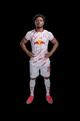 Achtung: Redaktionelle Nutzung honorarfrei - Attention: Free of charge for editorial use - Lois Openda RB Leipzig Porträttermin Saison 2024 2025, Herren, 1.BL, RB Leipzig, Porträt, Vorstellung, Präsentation, Pressetermin, Fußball, GER, RedBull, Red Bull, RBL; Shooting, Studio, Studioshooting, Freisteller, xptt