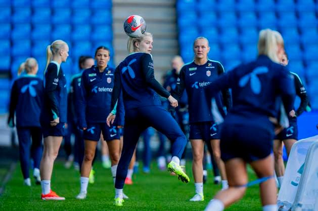 Sport Themen der Woche KW44 Fotball, trening med Norges kvinnelandslag Oslo 20241028. Ada Stolsmo Hegerberg under en trening med kvinnelandslaget i fotball pa Ullevaal stadion. Foto: Fredrik Varfjell NTB Oslo Norge EDITORIAL USE ONLY. RESTRICTED USE FOR BETTING COMPANIES Ref:_SPO0776041719st.jpg *** Football, training with the Norwegian womens national team Oslo 20241028 Ada Stolsmo Hegerberg during a training session with the womens national football team at Ullevaal Stadium Photo Fredrik Varfjell NTB Oslo Norway EDITORIAL USE ONLY RESTRICTED USE FOR BETTING COMPANIES  Copyright: xFredrikxVarfjellx xNTBx
