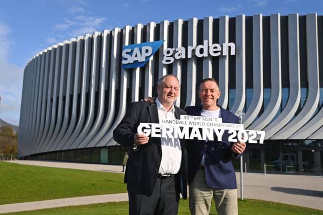 v.li:Andreas Michelmann, Praesident Deutscher HandballbundT und rainer Alfred GISLASON (GER) vor derm SAP Garden mit einem Schild zur Handball WM., Handball:Bekanntgabe der Spielorte der 30th IHF World Championship, WM, Weltmeisterschaft WM 2027 in Deutschland am 28.10.2024 in Muenchen. *** from left Andreas Michelmann, President of the German Handball FederationT and coach Alfred GISLASON GER in front of the SAP Garden with a sign for the Handball World Championship , Handball Announcement of the venues of the 30th IHF World Championship, World Championship 2027 in Germany on 28 10 2024 in Munich