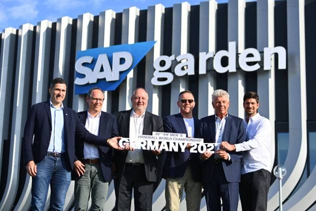 Sport Themen der Woche KW44 Sport Bilder des Tages v.li: Ingo Meckes, Vorstand Deutscher Handballbund, Mark Schober, Vorstandsvorsitzender Deutscher Handballbund, Andreas Michelmann, Praesident Deutscher Handballbund,Trainer Alfred GISLASON, Dieter Reiter, Oberbürgermeister der Stadt Muenchen, Oliver Wesp, Business Director SAP Garden vor derm SAP Garden mit einem Schild zur Handball WM., Handball:Bekanntgabe der Spielorte der 30th IHF World Championship, WM, Weltmeisterschaft WM 2027 in Deutschland am 28.10.2024 in Muenchen. *** from left Ingo Meckes, Board Member Sport German Handball Federation, Mark Schober, Chairman German Handball Federation, Andreas Michelmann, President German Handball Federation, Coach Alfred GISLASON, Dieter Reiter, Mayor of the City of Munich, Oliver Wesp, Business Director SAP Garden in front of the SAP Garden with a sign for the Handball World Championship, Handball Announcement of the venues of the 30th IHF World Championship, World Championship 2027 in Germany on 28 10 2024 in Munich