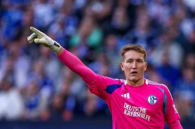 26.10.2024, Fußball, FC Schalke 04 - SpVgg Greuther Fürth, 2. Fußball Bundesliga, Veltins-Arena Gelsenkirchen, Saison 2024 2025: Torwart Ron-Thorben Hoffmann (Schalke04 1) gestikulierend DFB regulations prohibit any use of photographs as image sequences and or quasi-video. Nordrhein-Westfalen Deutschland *** 26 10 2024, Football, FC Schalke 04 SpVgg Greuther Fürth, 2 Fußball Bundesliga, Veltins Arena Gelsenkirchen, Saison 2024 2025 Goalkeeper Ron Thorben Hoffmann Schalke04 1 gesticulating DFB regulations prohibit any use of photographs as image sequences and or quasi video Nordrhein Westfalen Germany
