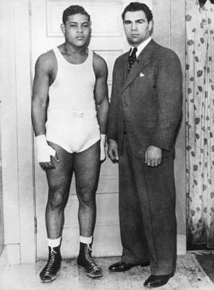 Orig. caption... SCHMELING BESUCHT JOE LOUIS Max Schmeling, der gegenwärtig in Amerika weilt und als Zuschauer dem grossen Boxkampf zwischen Joe Louis und dem Spanier Paolino beiwohnte, stattete Joe Louis, mit dem er bekanntlich im June des komendes Jahres in einem Kampf in New York zusammentreffen wird, in seinem Trainingsquartier einen Besuch ab. U.B.z. Joe Louis and Max Schmeling. Interesting an dieser Aufnahme, die die Gegner des komden Kampfes zum erstenmal auf einem Bild zeigt, ist die gut zu erkennende fast gleiche Grösse und Reichsweite der beiden Boxer. Note J Louis - World Heavyweight Champion 1937-1949 M Schmeling - World Heavyweight Champion 1930-1932 Muscles Comparisons CD119 persons: Joe Louis Max Schmeling sites: GERMANY*  Copyright: xXxXxXx LOUIS & SCHMELING xx *** Orig caption SCHMELING VISITS JOE LOUIS Max Schmeling, who is currently in America and was a spectator at the big boxing match between Joe Louis and the Spaniard Paolino, paid a visit to Joe Louis, with whom he will meet in a fight in New York in June of next year, in his training quarters, which shows the opponents of the coming fight for the first time on one picture, is the well recognizable almost equal size and reach of the two boxers Note J Louis World Heavyweight Champion 1937 1949 M Schmeling World Heavyweight Champion 1930 1932 Muscles Comparisons CD119 persons Joe Louis Max Schmeling sites GERMANY  Copyright xXxXxXx LOUIS SCHMELING xx  Copyright: xIMAGO XxXxXx imago images 0768921320