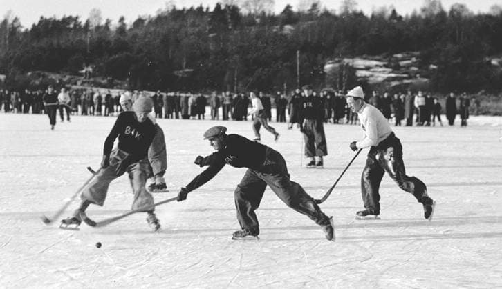 GÖTEBORG 1939-12-26. Bandy pa Annandag Jul - en kär tradition. GÖTEBORG SVERIGE Bandy x2524x *** GÖTEBORG 1939 12 26 Bandy on Boxing Day a dear tradition GÖTEBORG SWEDEN Bandy x2524x  Copyright: xKamerareportage TTx BANDYMATCH xx *** GÖTEBORG 1939 12 26 Bandy on Boxing Day a dear tradition GÖTEBORG SWEDEN Bandy x2524x GÖTEBORG 1939 12 26 Bandy on Boxing Day a dear tradition GÖTEBORG SWEDEN Bandy x2524x  Copyright xCamera report TTx BANDYMATCH xx  Copyright: xIMAGO Kamerareportage TTx imago images 0769164475