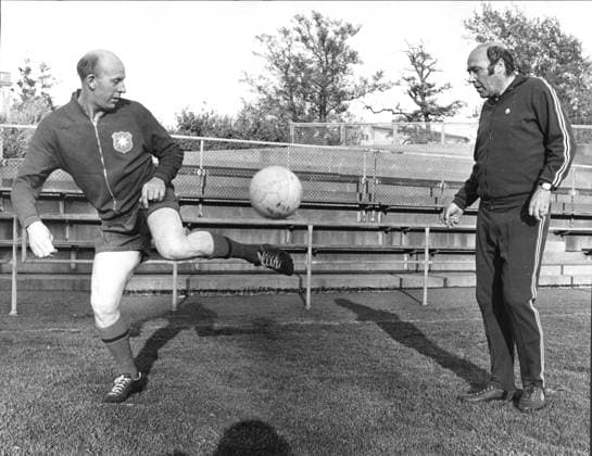 Karl-Erik Kristensson, Tölö , fotbollsspelare Sverige Örgryte IS och Gunnar Gren, fd fotbollsspelare, fotbollstränare Sverige, träning action 1974-05-01 c SETTESKOG FRANK Aftonbladet IBL Bildbyra * * * EXPRESSEN OUT * * * AFTONBLADET 5600 fotboll x2512x