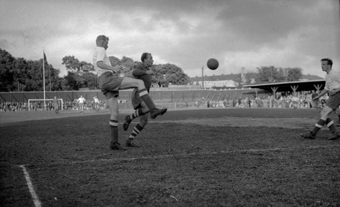 GÖTEBORG okänt fotodatum. Gunnar Gren spelar fotboll pa Gamla Ullevis träningsplan.