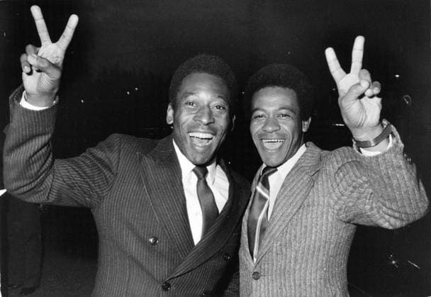 Edson Arantes do Nascimento, Pelo , fotbollsspelare Brasilien med sin bror pa Grand Hotel, gestikulerar, segertecken, familjen 1983-05-20 c ROXFELT ERIC Aftonbladet IBL * * * EXPRESSEN OUT * * * AFTONBLADET 2230 Stockholm Sverige fotboll sp_sw x2512x *** Edson Arantes do Nascimento, Pele, soccer player Brazil with his brother at the Grand Hotel, gesturing, victory sign, family 1983 05 20 c ROXFELT ERIC Aftonbladet IBL EXPRESSEN OUT AFTONBLADET 2230 Stockholm Sweden football sp sw x2512x  Copyright: xROXFELTxERIC Aftonbladet TTx Pele i Sverige xx *** Edson Arantes do Nascimento, Pelo , soccer player Brazil with his brother at the Grand Hotel, gesturing, victory sign, family 1983 05 20 c ROXFELT ERIC Aftonbladet IBL EXPRESSEN OUT AFTONBLADET 2230 Stockholm Sweden football sp sw x2512x Edson Arantes do Nascimento, Pele, soccer player Brazil with his brother at the Grand Hotel, gesturing, victory sign, family 1983 05 20 c ROXFELT ERIC Aftonbladet IBL EXPRESSEN OUT AFTONBLADET 2230 Stockholm Sweden football sp sw x2512x  Copyright xROXFELTxERIC Aftonbladet TTx Pele i Sverige xx  Copyright: xIMAGO ROXFELTxERIC Aftonbladet TTx imago images 0770048359