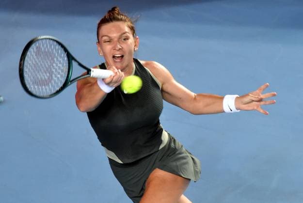 Sport Bilder des Tages (241028) -- HONG KONG, Oct. 28, 2024 -- Simona Halep of Romania hits a return during the women s singles round of 32 match against Yuan Yue of China at WTA250 Hong Kong Tennis Open in Hong Kong, south China, Oct. 28, 2024. (Photo by Xinhua) (SP)CHINA-HONG KONG-TENNIS WTA, Tennis Damen 250-WOMEN S SINGLES(CN) LoxPingxFai 