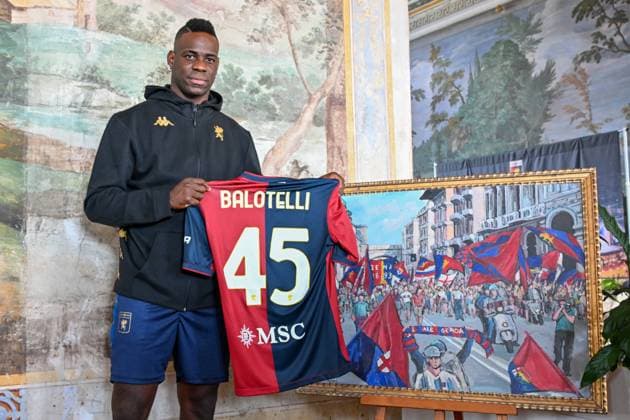 Sport Themen der Woche KW44 Sport Bilder des Tages Fußball, Mario Balotelli, Präsentation beim CFC Genua 1893 Mario Balotelli during Mario Balotelli s arrival at Genoa CFC in Genova, Italy - Monday, October 28, 2024. - Soccer .  Copyright: xTanoxPecoraro LaPressex