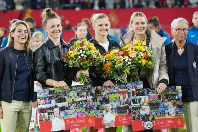 Sport Themen der Woche KW44 Sport Bilder des Tages Verabschiedung Martina Hegering, Alexandra Popp und Merle Frohms - Duisburg 28.10.2024: Deutschland vs. Australien, Abschiedsspiel für Alexandra Popp *** Farewell to Martina Hegering, Alexandra Popp and Merle Frohms Duisburg 28 10 2024 Germany vs. Australia, farewell match for Alexandra Popp
