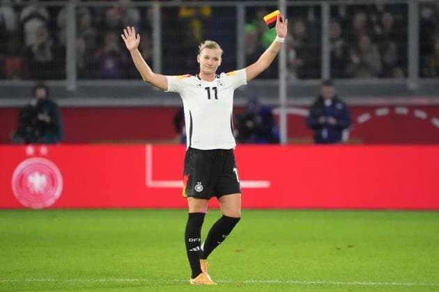 Sport Themen der Woche KW44 Sport Bilder des Tages Alexandra Popp (Deutschland) wird ausgewechselt und erhält einen besonderen Applaus in ihrem Abschiedsspiel - Duisburg 28.10.2024: Deutschland vs. Australien, Abschiedsspiel für Alexandra Popp *** Alexandra Popp Germany is substituted and receives a special round of applause in her farewell match Duisburg 28 10 2024 Germany vs Australia, farewell match for Alexandra Popp