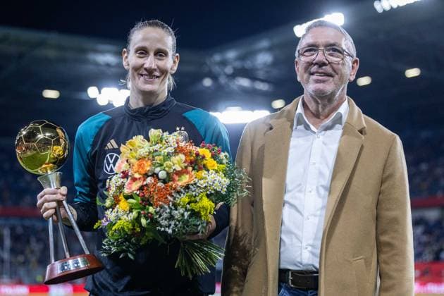 Sport Themen der Woche KW44 Sport Bilder des Tages Fußball Frauen Länderspiel Deutschland - Australien am 28.10.2024 in der Schauinsland-Reisen-Arena in Duisburg Ann-Katrin Berger ( Deutschland ), links wird zur Fußballerin des Jahre ausgezeichnet - Frank Lußem ( Kicker ), rechts DFB regulations prohibit any use of photographs as image sequences and or quasi-video. *** Soccer womens international match Germany Australia on 28 10 2024 at the Schauinsland Reisen Arena in Duisburg Ann Katrin Berger Germany , left is awarded female soccer player of the year Frank Lußem Kicker , right DFB regulations prohibit any use of photographs as image sequences and or quasi video xJRJPGx