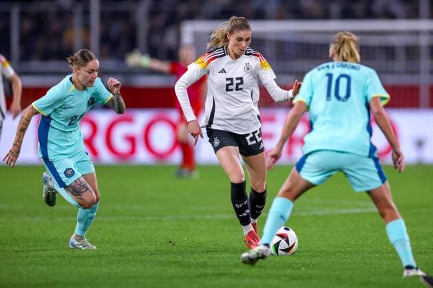 28.10.2024, Fußball Länderspiel Frauen, Deutschland - Australien, Schauindland-Reisen-Arena Duisburg, Saison 2024 2025: Jule Brand (GER 22) im Kampf um den Ball gegen Sharn Freier (AZN 24) und Emily van Egmond (AZN 10) Nordrhein-Westfalen Deutschland