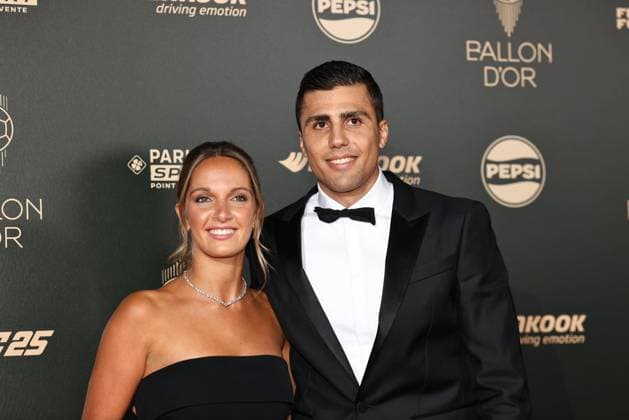 Sport Themen der Woche KW44 Bilder des Jahres 2024, Sport 10 Oktober Sport Bilder des Tages BALLON D OR 2024 PHOTOPQR LE PARISIEN Fred Dugit ; Paris ; 28 10 2024 ; Sports Laura Cascante et Rodri Hernandez Paris Ier, le 28 octobre 2024 Cérémonie du Ballon d Or 2024 au Théâtre du Châtelet. Photo LP Fred Dugit Paris, France, oct 28th 2024 Ballon d Or event *** Local Caption *** Tapis rouge du Ballon d Or 2024 Paris 75 France  Copyright: xPHOTOPQR LExPARISIEN MAXPPPxFredxDugitx 20241028LPA2380 20241028LPA2380