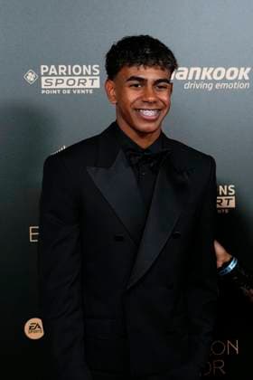 68th Ballon D Or Photocall At Theatre Du Chatelet In Paris PARIS, FRANCE - OCTOBER 28: Lamine Yamal of Barcelona and Spain nominee for the men s Ballon D or and nominee for the Kopa Trophy attends the 68th Ballon D Or Photocall at Theatre Du Chatelet on October 28, 2024 in Paris, France. Paris France  Copyright: xJosexBretonx originalFilename:bretonhernandez-68thball241028_npS3M.jpg
