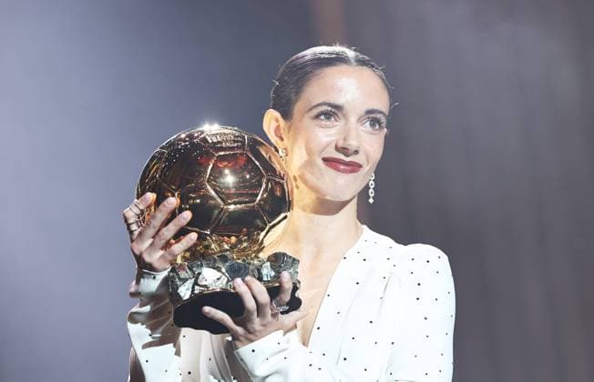 (241029) -- PARIS, Oct. 29, 2024 -- Barcelona s Spanish player Aitana Bonmati poses with her second Woman Ballon d Or award during the 2024 Ballon d Or France Football award ceremony at the Theatre du Chatelet in Paris, France, Oct. 28, 2024. ) (SP)FRANCE-PARIS-FOOTBALL-BALLON D OR CEREMONY GaoxJing 