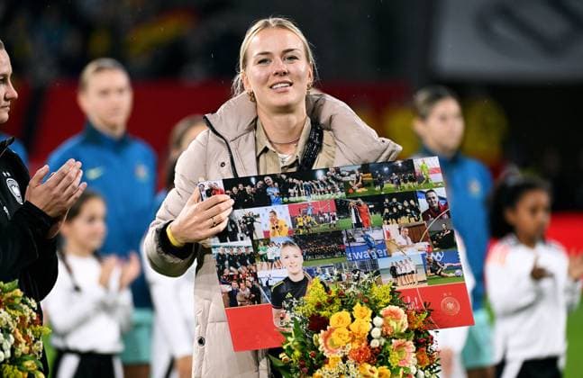 Fussball, Deutschland, Frauen Nationalmannschaft, Freundschaftsspiel, Schauinsland-Reisen-Arena Duisburg: Deutschland - Australien 1:2; Verabschiedung Merle Frohms (GER).