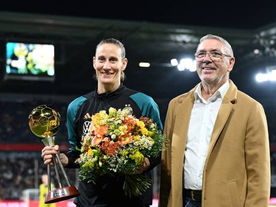 Torhueterin Ann-Katrin Berger (Germany) und Frank Lussem (Kicker) Ehrung zur Fussballerin des Jahres waehrend des Frauen-Laenderspiels zwischen Deutschland und Australien, Schauinsland-Reisen-Arena am 28. October 2024 in Duisburg, Deutschland. (Foto von Ralf Treese DeFodi Images) +++ Torhueterin Ann-Katrin Berger (Germany) und Frank Lussem (Kicker) Ehrung zur Fussballerin des Jahres during the Women s International Friendly, Länderspiel, Nationalmannschaft match between Germany and Australia at Schauinsland-Reisen-Arena on October 28, 2024 in Duisburg, Germany. not used in POL SRB CRO FRA GBR NED ITA USA Defodi-521_GERAUS20241028_155