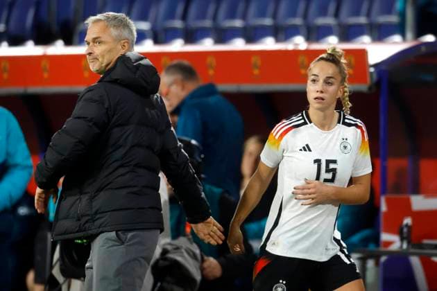 Duisburg, Deutschland, Deutschland : Australien 1:2 Frauen - Länderspiel 28.10.2024 in der Schauinsland-Reisen-Arena in Duisburg Giulia GWINN (GER) li.- und Trainer Christian WÜCK (GER) re.-