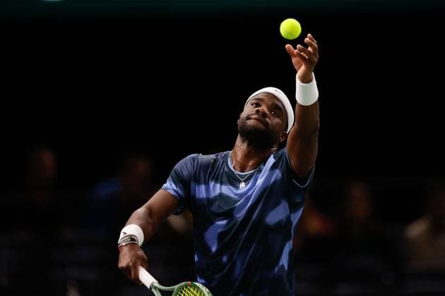 Paris, 29.10.2024 Tennis Rolex Paris Masters 2024, Frances Tiafoe (USA) - Giovanni Mpetshi Perricard (FRA) v.l., Frances Tiafoe (USA) macht einen Aufschlag. Copyright: AntonioxBorga