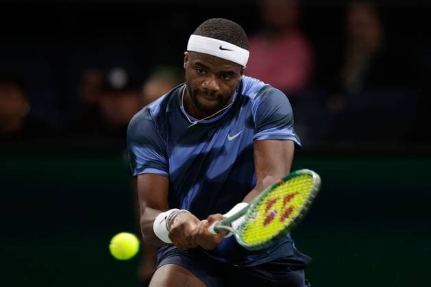 Paris, 29.10.2024 Tennis Rolex Paris Masters 2024, Frances Tiafoe (USA) - Giovanni Mpetshi Perricard (FRA) v.l., Frances Tiafoe (USA) spielt eine Rückhand. Copyright: AntonioxBorga